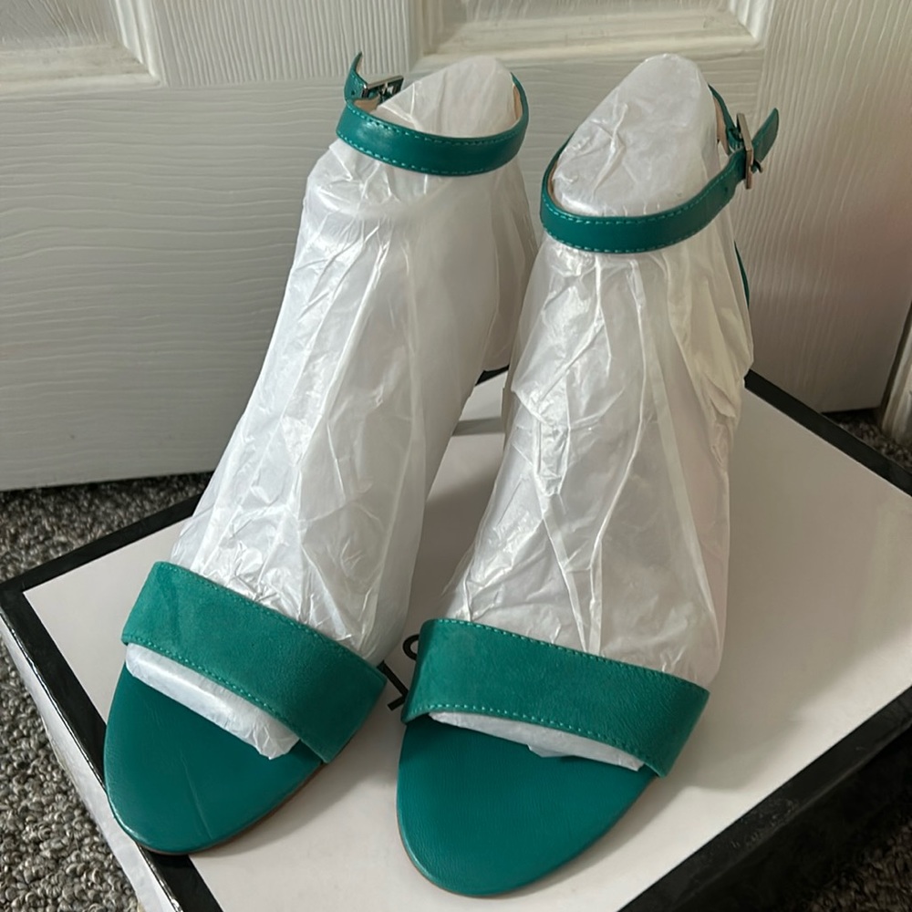 Nine West kitten heel ankle strap in beautiful teal green. Worn once. Size 7.5